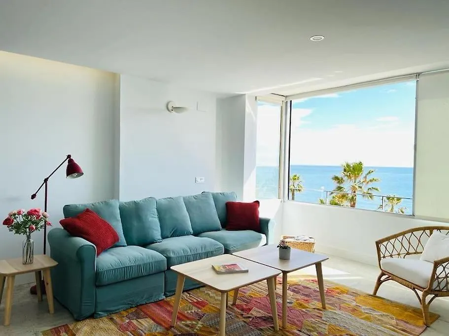 Moderno y completo apartamento frente al mar-1