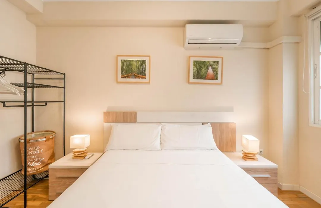 Apartamento Premium junto a la Catedral de Malaga - 3 Habitaciones, Ideal para Familias y Grupos-1