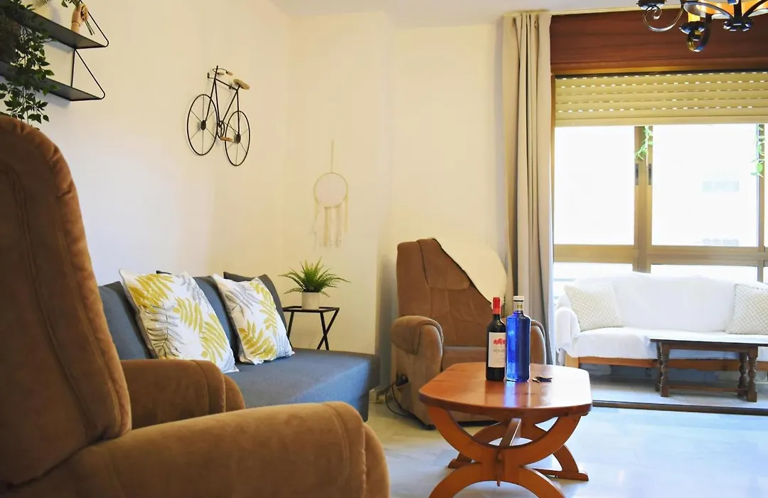 Amplio y luminoso apartamento cerca del centro y la playa con piscina y parking privado-1