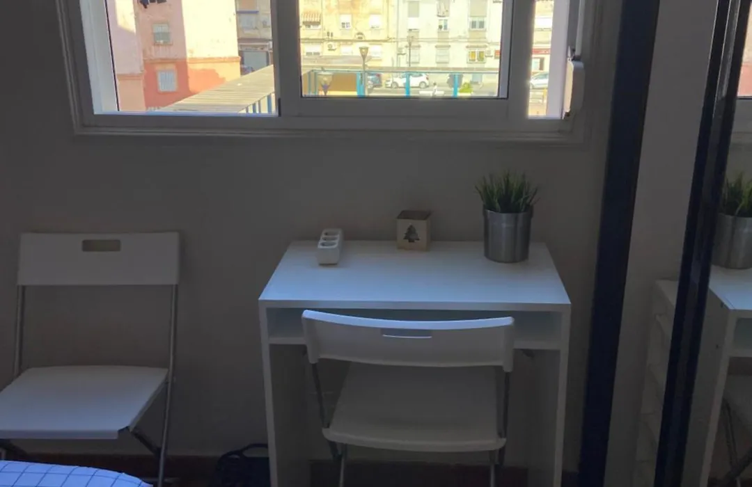 Habitación con cama matrimonial en Málaga-1