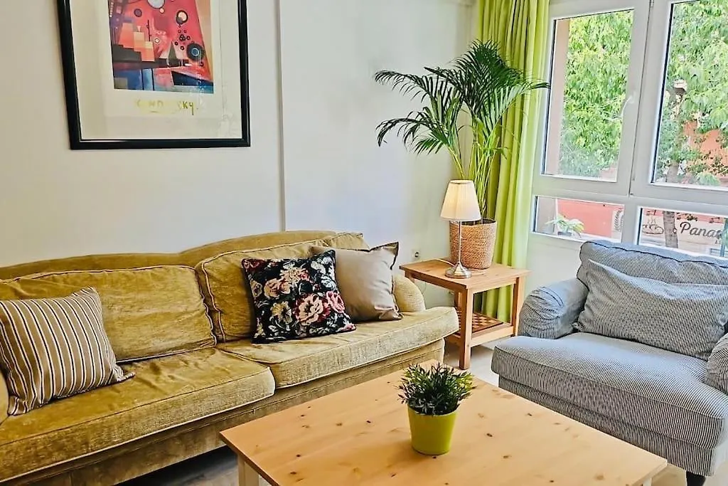 Bonito y céntrico piso con dos camas de matrimonio y free parking-1