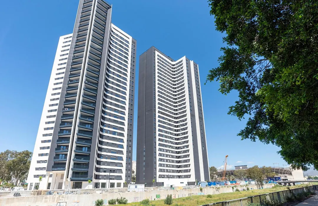 Skyline III Pool & Coworking By Ele Apartments-1