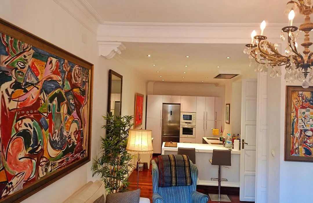 Small Stylish Room With Comfortable Queen-Size Bed In Very Large, Beautifully Decorated Shared Flat In The Historic Centre Of Malaga-1