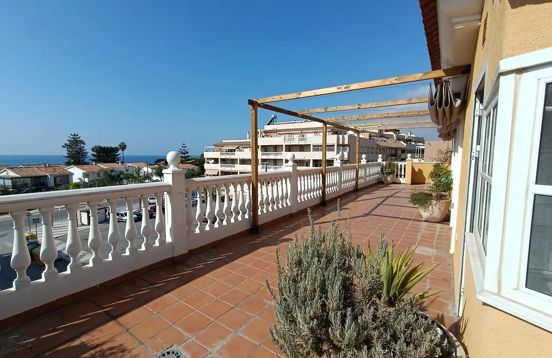 Lovely Penthouse In Front Of The Beach With Free Parking-1