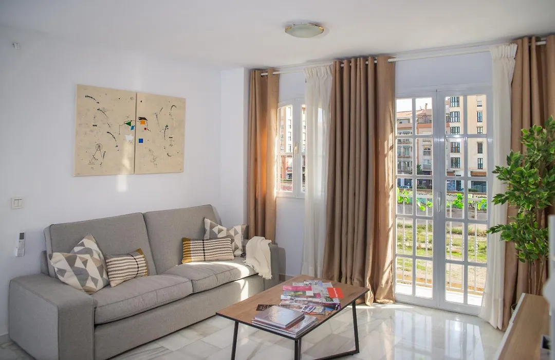 Beautiful Central Apartment With Free Parking-1