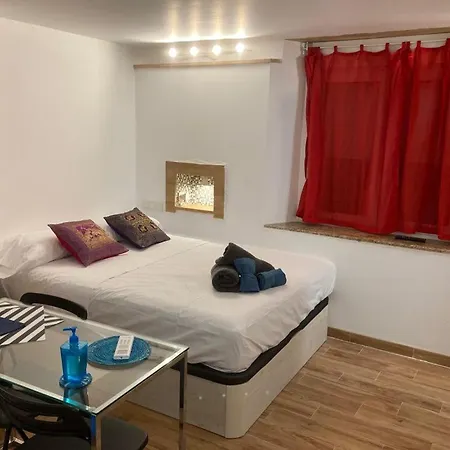 Malagueña Salerosa Apartamento - estudio con terraza En casa típica de 1 a 4 dormitorios-3