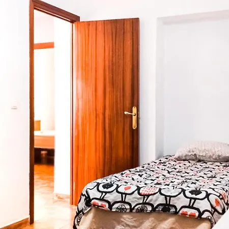 Room in Malaga Center, Homestay Window to Road - Habitación en Apartamento, Ventana a la careterra!-3