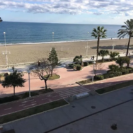 Piso Frente al Mar Primera Línea de Playa en Malaga con Parking Gratuito-3