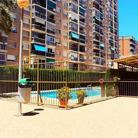 Amplio y luminoso apartamento cerca del centro y la playa con piscina y parking privado-2