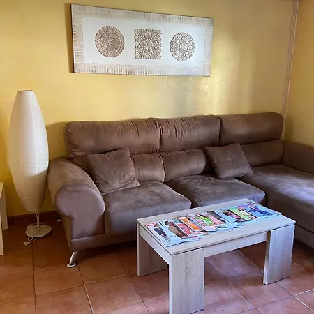 Habitación con cama matrimonial en Málaga-3