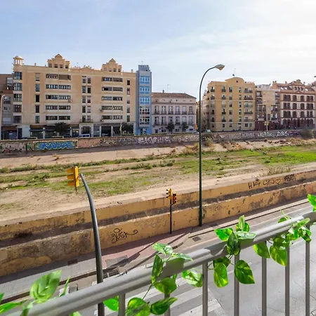 Beautiful Central Apartment With Free Parking-3