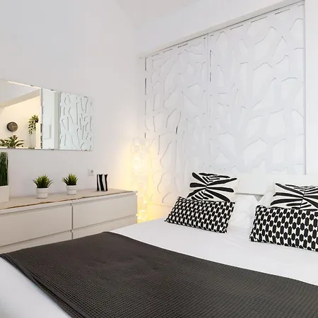 H2M Hiniestrosa Studio french Balcony AACC WIFI-2