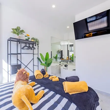 The Juanita Reina'S Jacuzzi Apartment-3