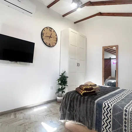 Malasaña 51, new, center, quite, breakfast included, parking on request-3