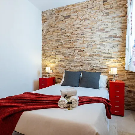Charming Malaga Stay: Walk To Top Sights-3