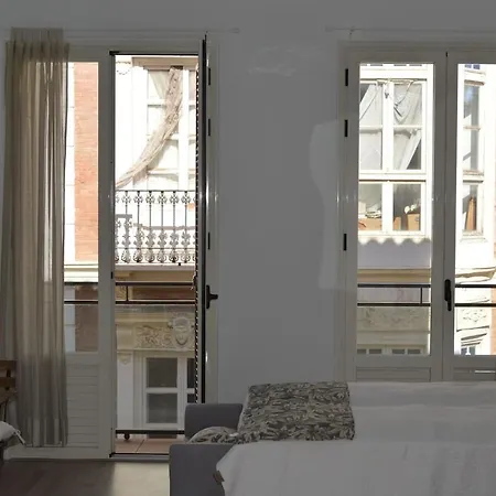 Modern studio flat close to Plaza Merced-3