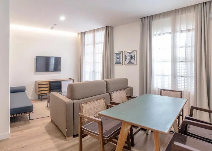 Apartamentos de lujo EL MUSEO Living&Experience Club Arte contemporáneo y mobiliario de colección de los años 50 Málaga