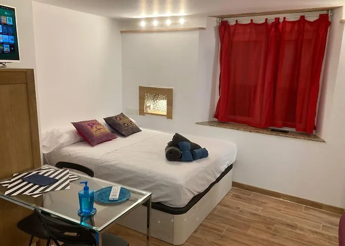 Malagueña Salerosa Apartamento - estudio con terraza En casa típica de 1 a 4 dormitorios Málaga
