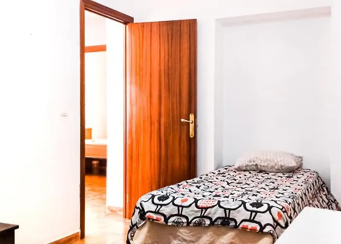 Room in Malaga Center, Homestay Window to Road - Habitación en Apartamento, Ventana a la careterra!