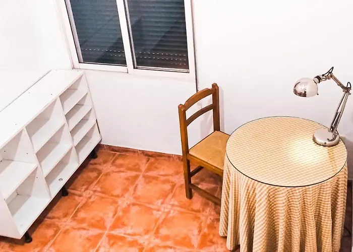 Room in Malaga Center, Homestay Window to Road - Habitación en Apartamento, Ventana a la careterra!