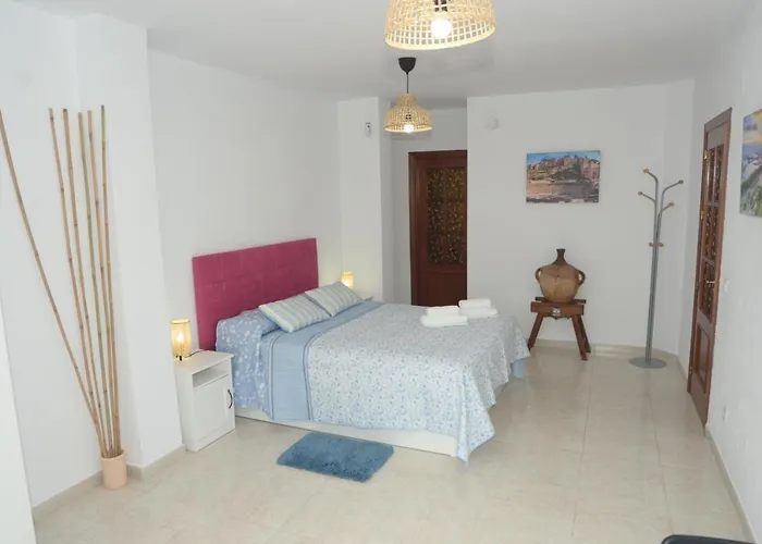 Habitacion grande con terraza privada, malaga centro