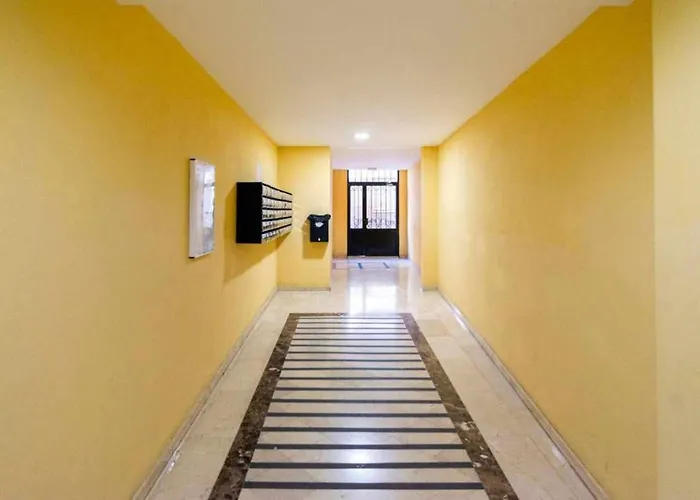 Apartamento La Pereta: Immaculate Quiet House, Free Parking. Málaga