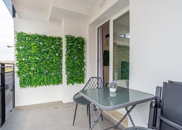 Modern Apartment Near Huelin Beach & Free Parking Málaga