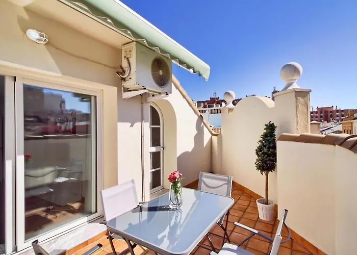Apartamento ático con terraza privada en málaga centro