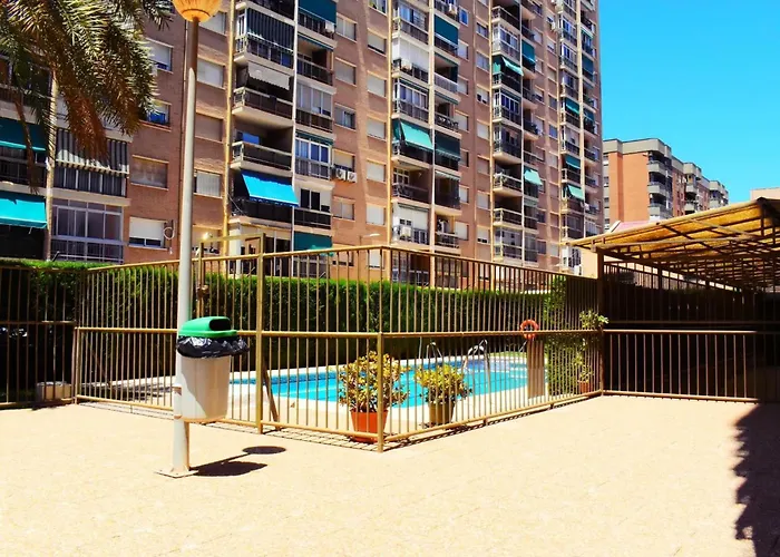 Amplio y luminoso apartamento cerca del centro y la playa con piscina y parking privado Málaga