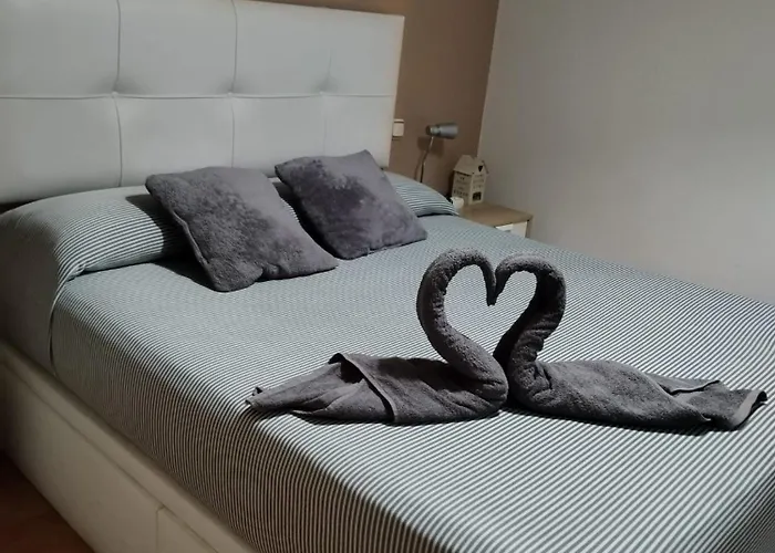 Habitación con cama matrimonial en Málaga