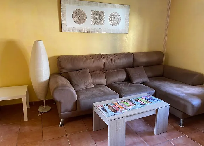 Habitación con cama matrimonial en Málaga