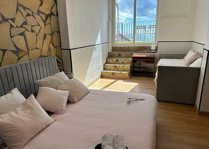 Rooms In Seafront Villa Málaga