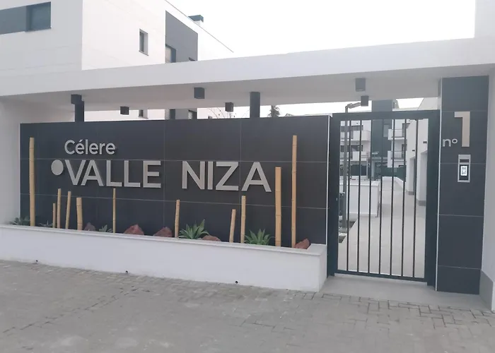 Bajo con jardin en primera línea de playa Málaga