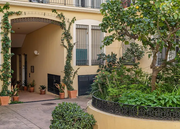 Charming 4-Bedroom Apartment In Malaga'S Historic Center