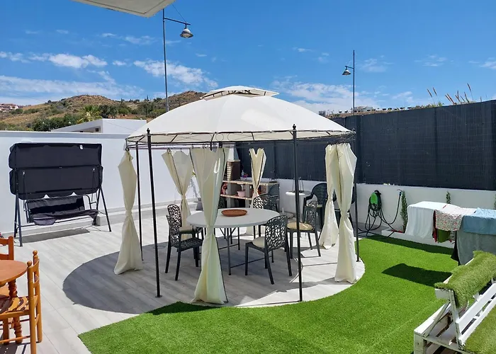 Bajo con jardin en primera línea de playa Málaga