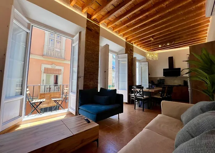 CASA NATY, Espacioso Renovado Apartamento en el Centro de Málaga