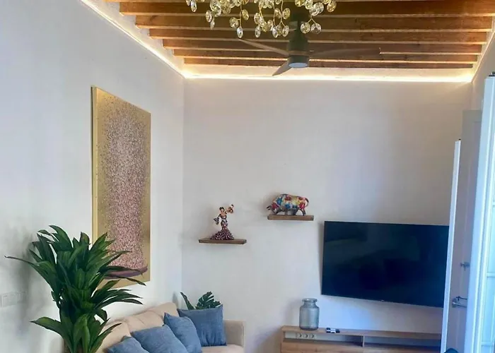 CASA NATY, Espacioso Renovado Apartamento en el Centro de Málaga
