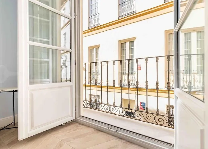 Classic apartment near Plaza de la Merced by REMS Málaga