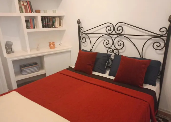 Small Stylish Room With Comfortable Queen-Size Bed In Very Large, Beautifully Decorated Shared Flat In The Historic Centre Of Málaga