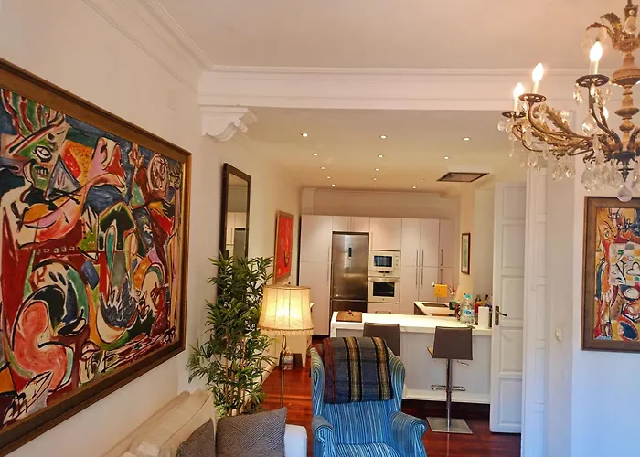 Small Stylish Room With Comfortable Queen-Size Bed In Very Large, Beautifully Decorated Shared Flat In The Historic Centre Of Málaga