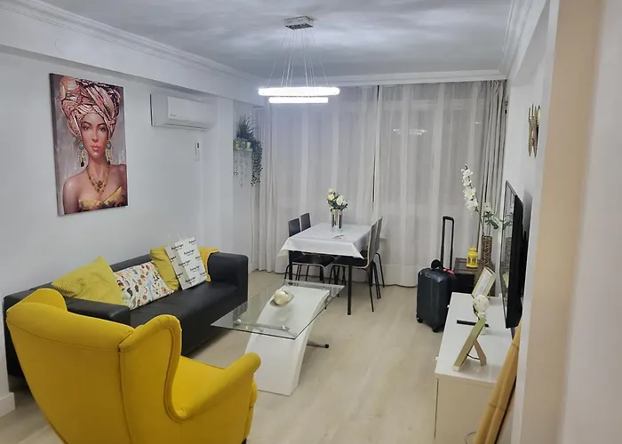 3BR Top Floor Apartment Vialia La Unión Metro Málaga