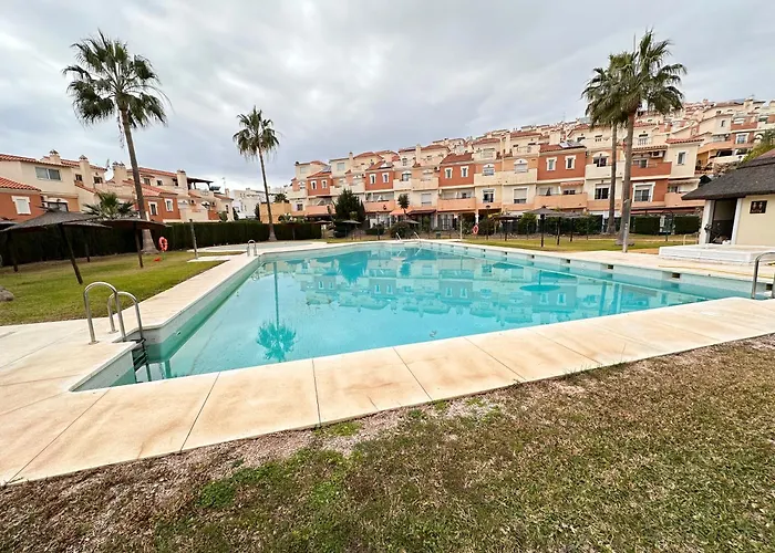 Apartamento La Bella escondida Piscina Campo de golf solarium y parking en centro historico Málaga