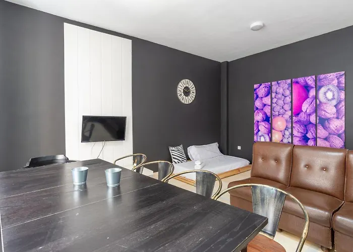 Apartamento New broad GR2- XXL flat in Málaga Center for big groups