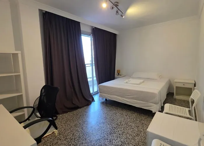 HABITACIÓN privada centro málaga cerca tren María Zambrano y playa muy buena conexión WiFi