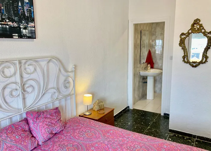 Good Energies Room in Málaga Center with Private Bathroom