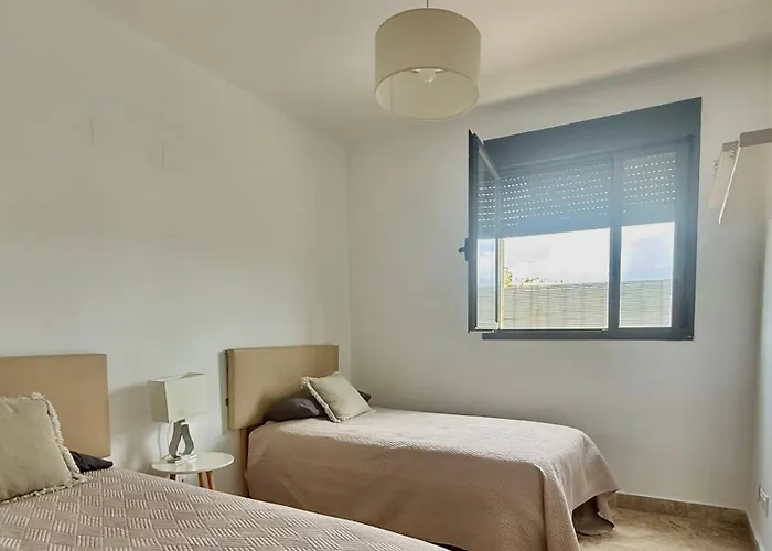 Keywise Perfect location next to María Zambrano STATION, central , beach ,pool&free Parking Málaga