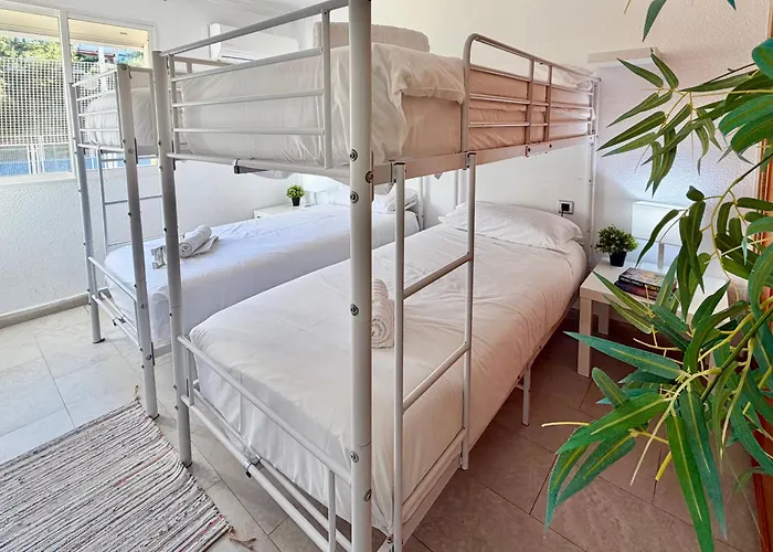 Calm Coastal Boutique Apartment For 12 By Turivida Málaga