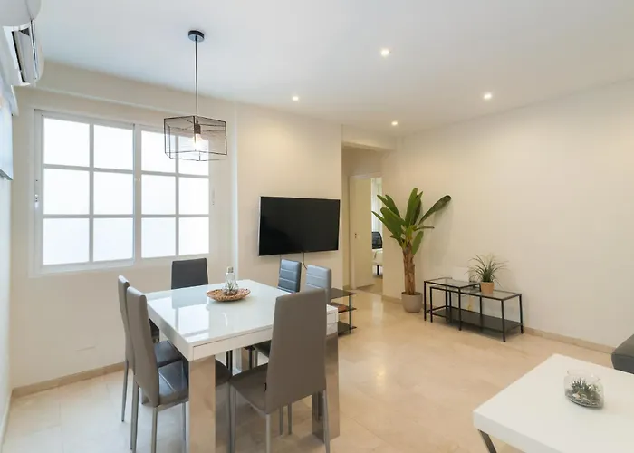 Apartamento Premium junto a la Catedral de Malaga - 3 Habitaciones, Ideal para Familias y Grupos