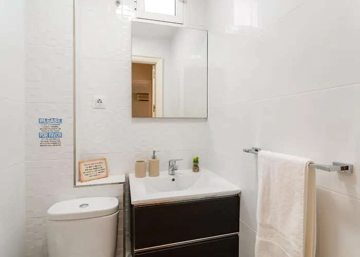 Apartamento Premium junto a la Catedral de Malaga - 3 Habitaciones, Ideal para Familias y Grupos