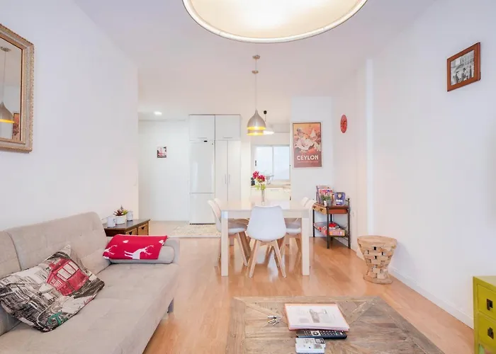 UrbanChicMalaga 3 Bedroom Spacious Quiet Historic Malaga Apt